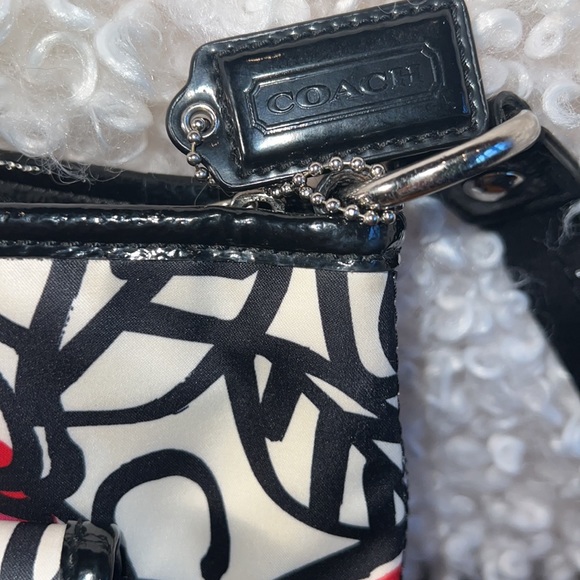 Coach Women's Poppy Daisy Graffiti
Crossbody Handbag Medium White/Black
Floral - Picture 11 of 12